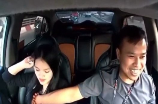 Tiêu đề mới: Anh tài xế bóp vú cô gái xinh đẹp