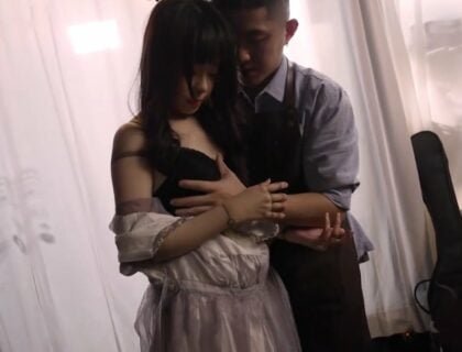 Cô bé dâm đãng làm thỏa mãn nghệ sĩ vào lúc nửa đêm