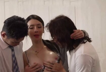 Các cậu con trai dâm đãng chịch nhau với bà mẹ dâm đảng